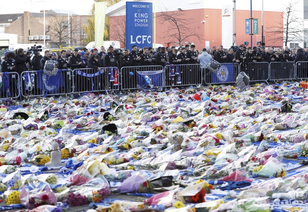 Prostor před stadionem Leicesteru zaplnily květiny a kondolenční vzkazy fanoušků