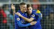 Útočník Leicesteru Jamie Vardy slaví gól proti Liverpoolu se spoluhráčem Markem Albrightonem