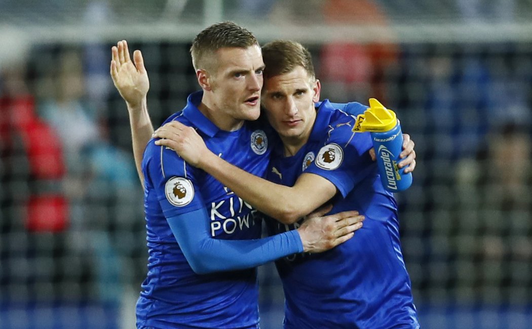 Útočník Leicesteru Jamie Vardy slaví gól proti Liverpoolu se spoluhráčem Markem Albrightonem