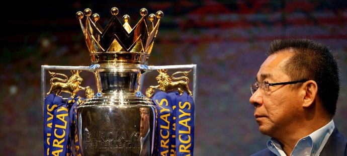 Vičaj Srivadtanaprapcha s trofejí pro vítěze Premier League, kterou vybojoval jeho Leicester v sezoně 2015/2016