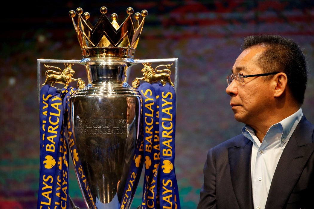 Vičaj Srivadtanaprapcha s trofejí pro vítěze Premier League, kterou vybojoval jeho Leicester v sezoně 2015/2016