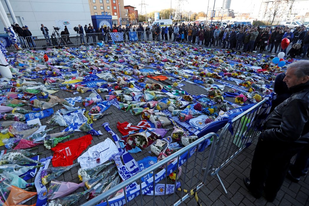 Fanoušci Leicesteru truchlí za zesnulého majitele. Okolí King Power Stadium zaplnili květinami a věnci