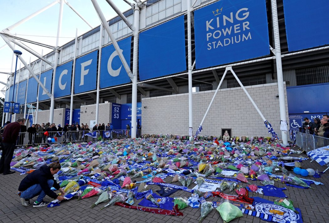 Fanoušci Leicesteru truchlí za zesnulého majitele. Okolí King Power Stadium zaplnili květinami a věnci