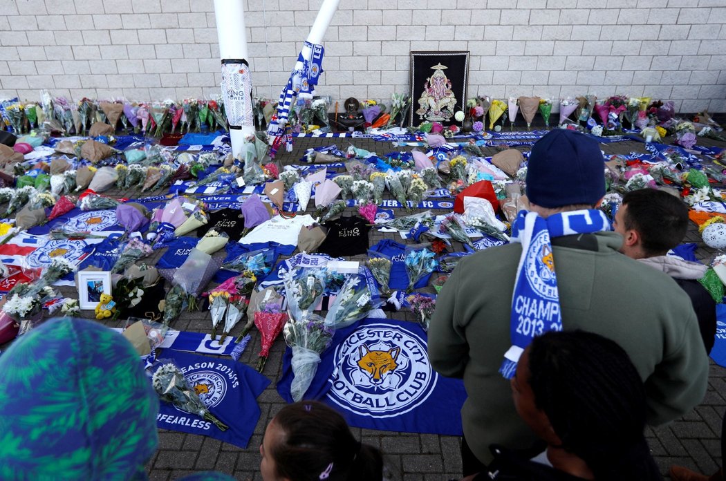 Fanoušci Leicesteru vzpomínají u King Power Stadium na zesnulého Vičaje Srivadtanaprapchu