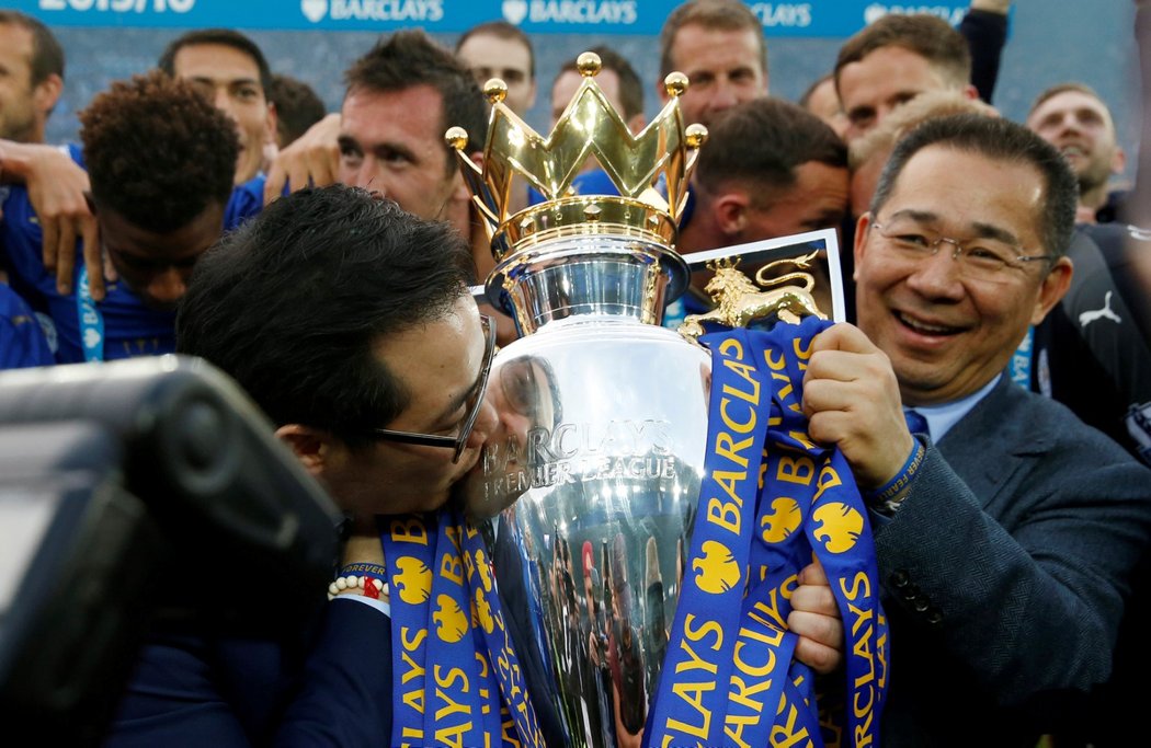Vičaj Srivadtanaprapcha s trofejí pro vítěze Premier League, kterou jeho Leicester vyhrál v sezoně 2015/2016