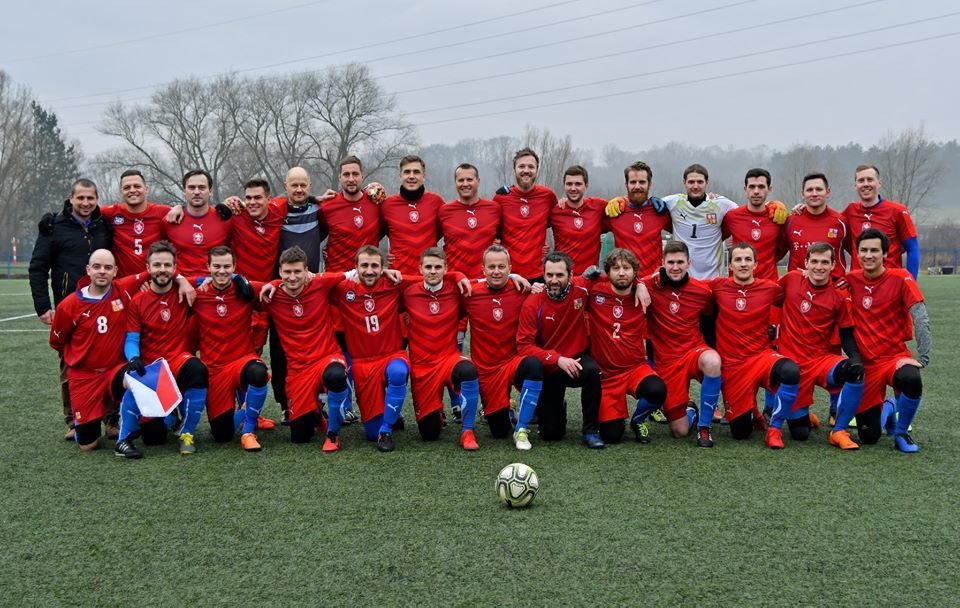 Čeští lékaři-fotbalisté porazili ženský tým Slavie