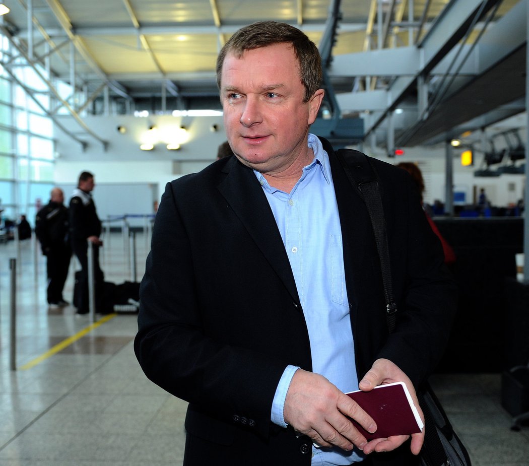 Pavel Vrba na Letišti Václava Havla čeká na odbavení před odletem do Turecka