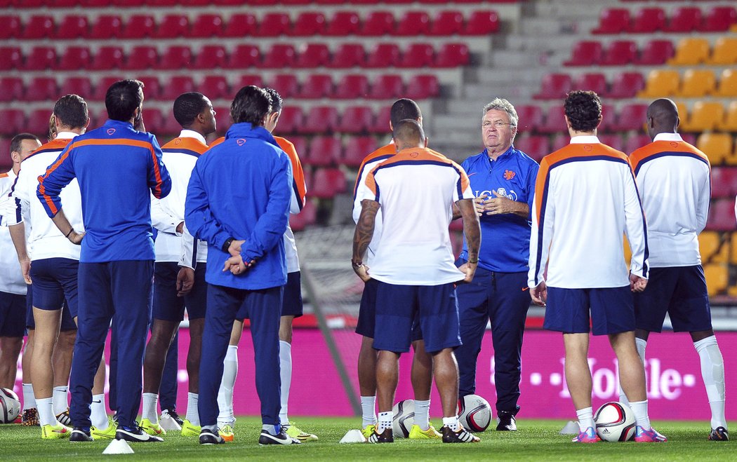 Guus Hiddink vysvětluje pokyny nizozemským reprezentantům před utkáním s Českem