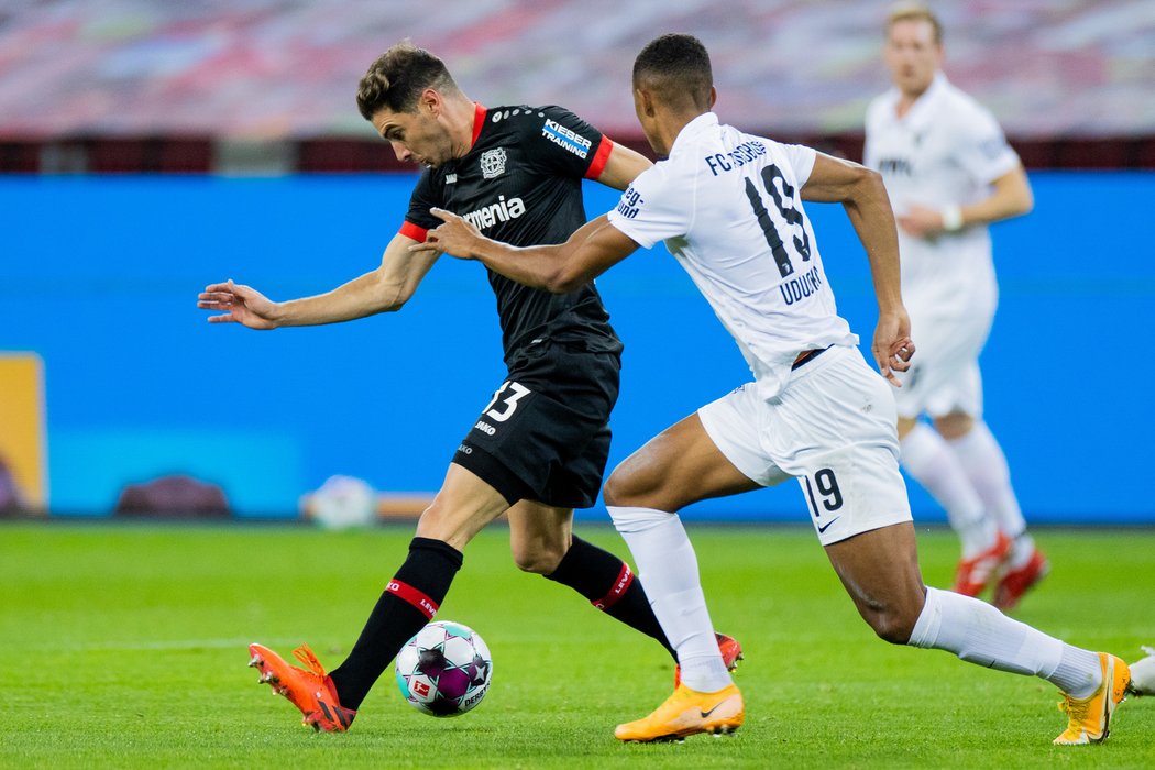 Leverkusen před duelem se Slavií porazil v bundeslize Augsburg