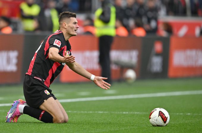 Schick se trefil posedmé v sezoně, Leverkusen ale dostal čtyři góly. Hložek se neprosadil Schick se trefil posedmé v sezoně, Leverkusen ale dostal čtyři góly. Hložek se neprosadil