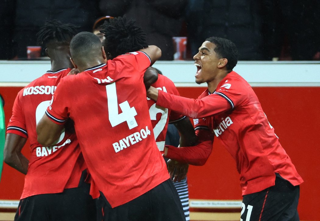 Radost hráčů Leverkusenu po druhém gólu