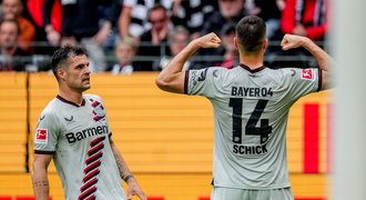Frankfurt - Leverkusen 1:5. Hložek má tři asistence, Schick dal gól