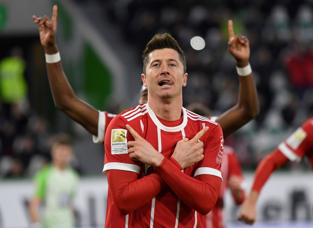 Robert Lewandowski se raduje z vítězného gólu proti Wolfsburgu, který trefil polský útočník v nastavení