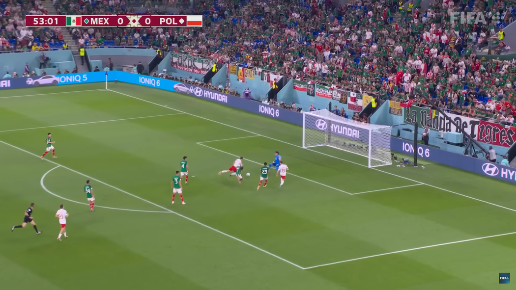 Obr. 2: Z téměř beznadějné situace Lewandowski vykouzlil penaltu
