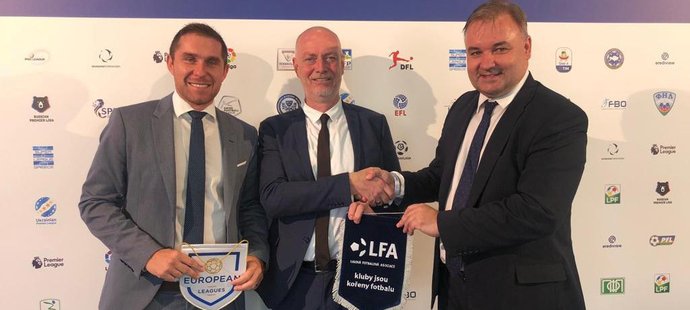 Ligová fotbalová asociace (LFA) se stala oficiálně členem European Leagues. Na fotografii zleva: Daniel Hajný, obchodní a marketingový ředitel LFA, Claus Thomsen, viceprezident European Leagues a Tomáš Bárta, výkonný ředitel LFA)