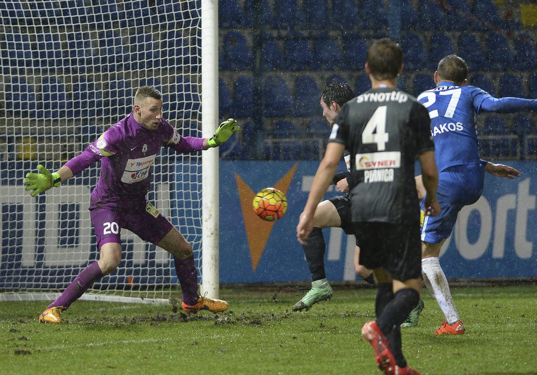 Marek Bakoš střílí gól do sítě Jablonce