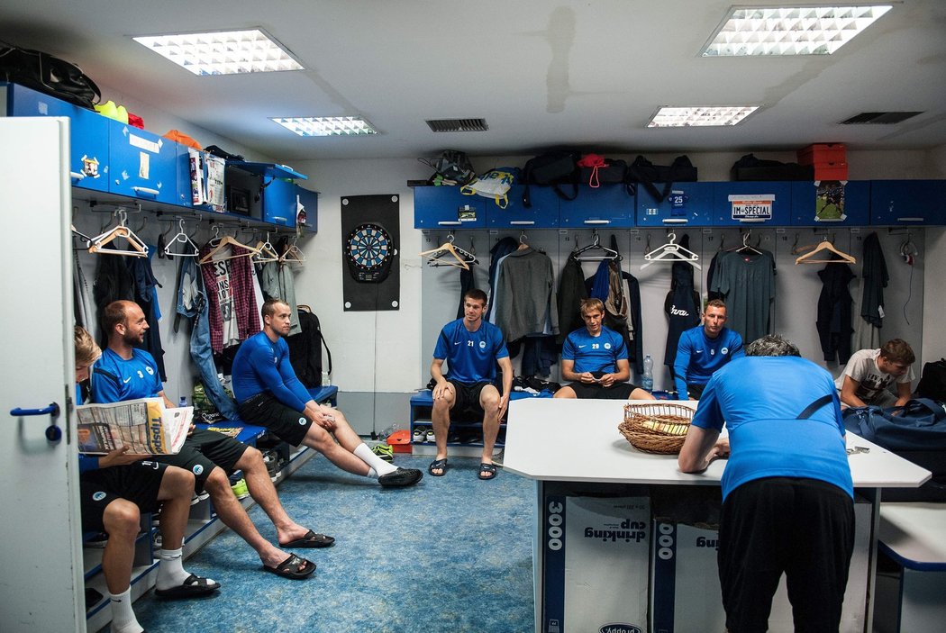 Liberečtí hráči v částečne uklizené kabině po silných deštích, které poničily stadion Slovanu