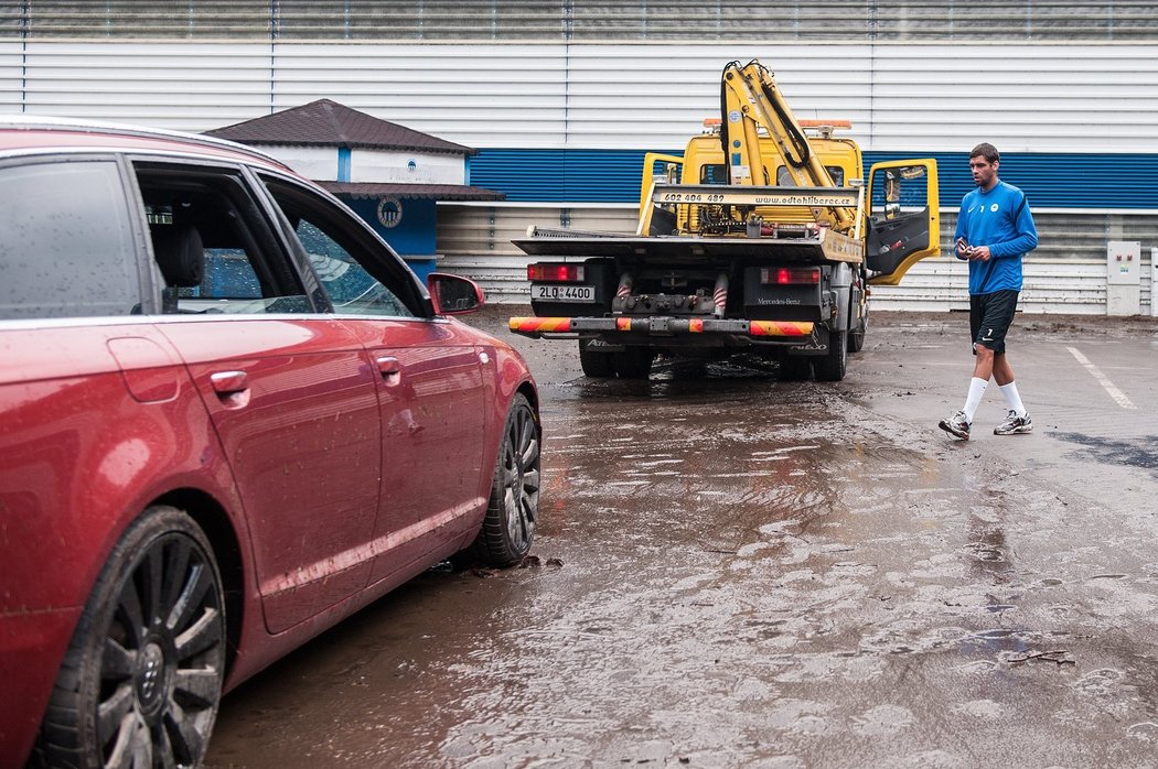 Na snímku je fotbalista Luboš Hušek u svého zatopeného automobilu