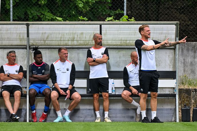 Trenér Radoslav Kováč během přípravného utkání s Chrudimí Trenér Radoslav Kováč během přípravného utkání s Chrudimí