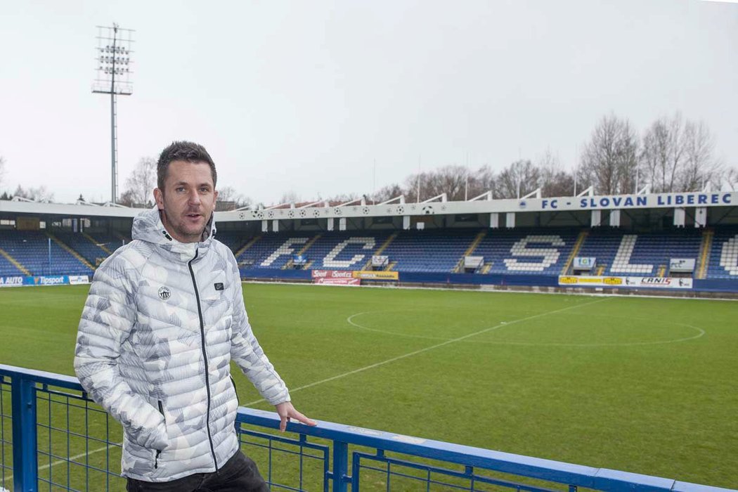 David Holoubek pózuje na libereckém stadionu