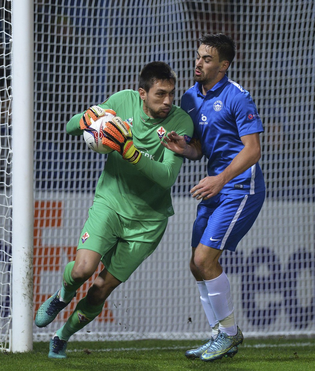 David Hovorka v souboji s brankářem Fiorentiny