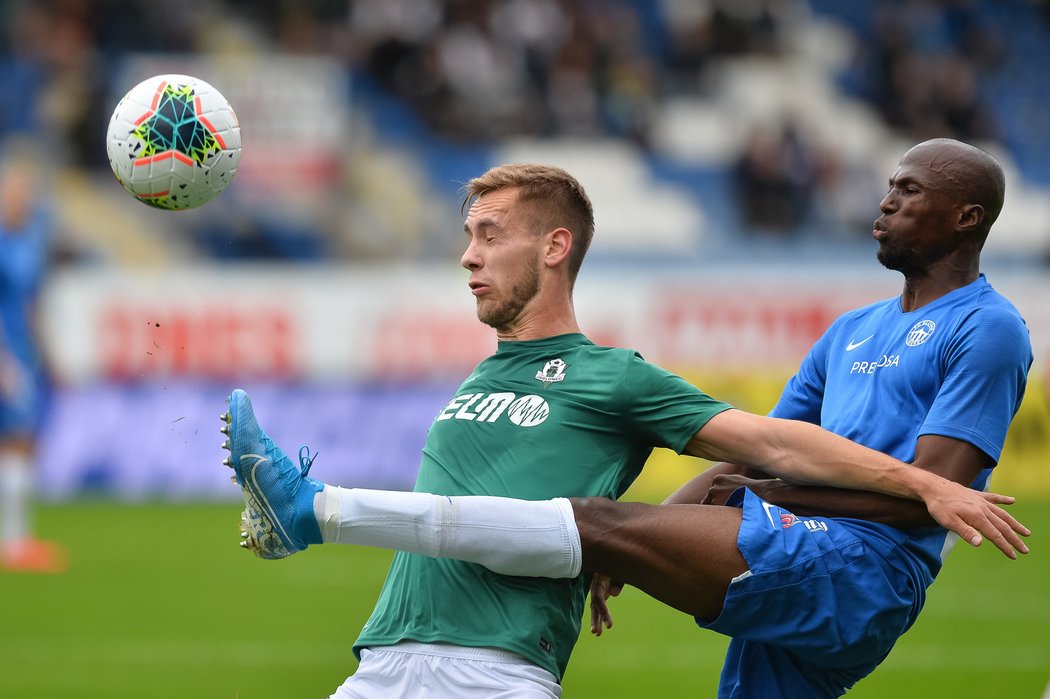 Miloš Kratochvíli pokrývá míč před Kamsem Marou