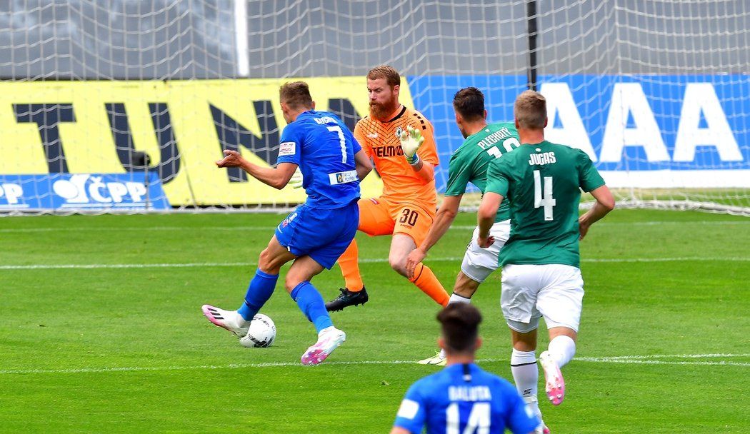 Jan Kuchta střílí branku v Podještědském derby