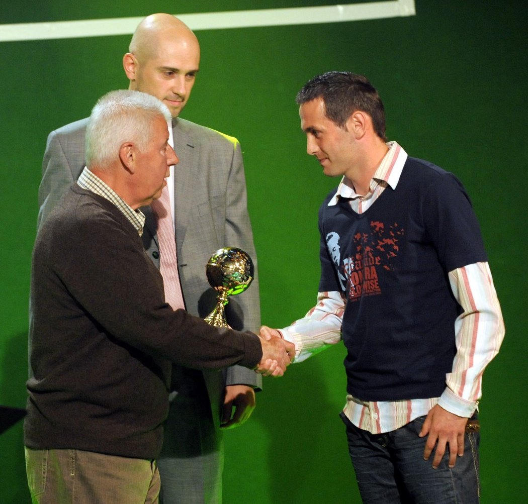 Sám pan Josef Masopust předává cenu, která nese jeho jméno, nejaktivnějšímu hráči uplynulého ročníku Andreji Keričovi
