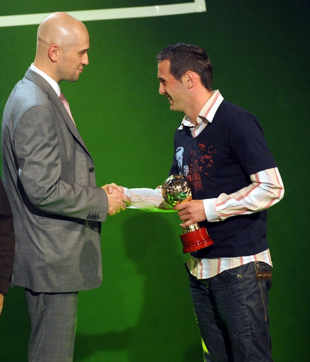 Šéfredaktor deníku Sport Lukáš Tomek gratuluje nejlepšímu obránci, kterým se stal liberecký Andrej Kerič