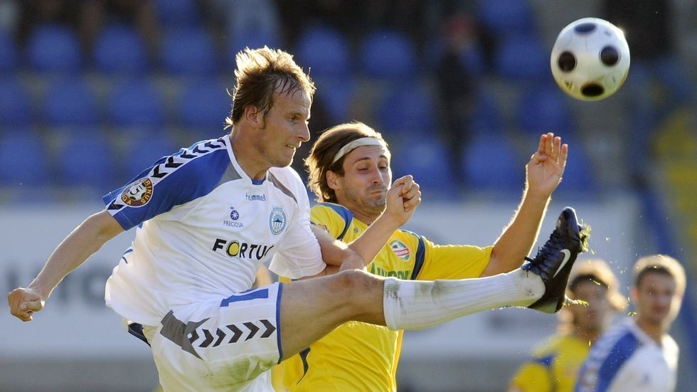 Pavel Košťál v souboji s Liborem Žůrkem.