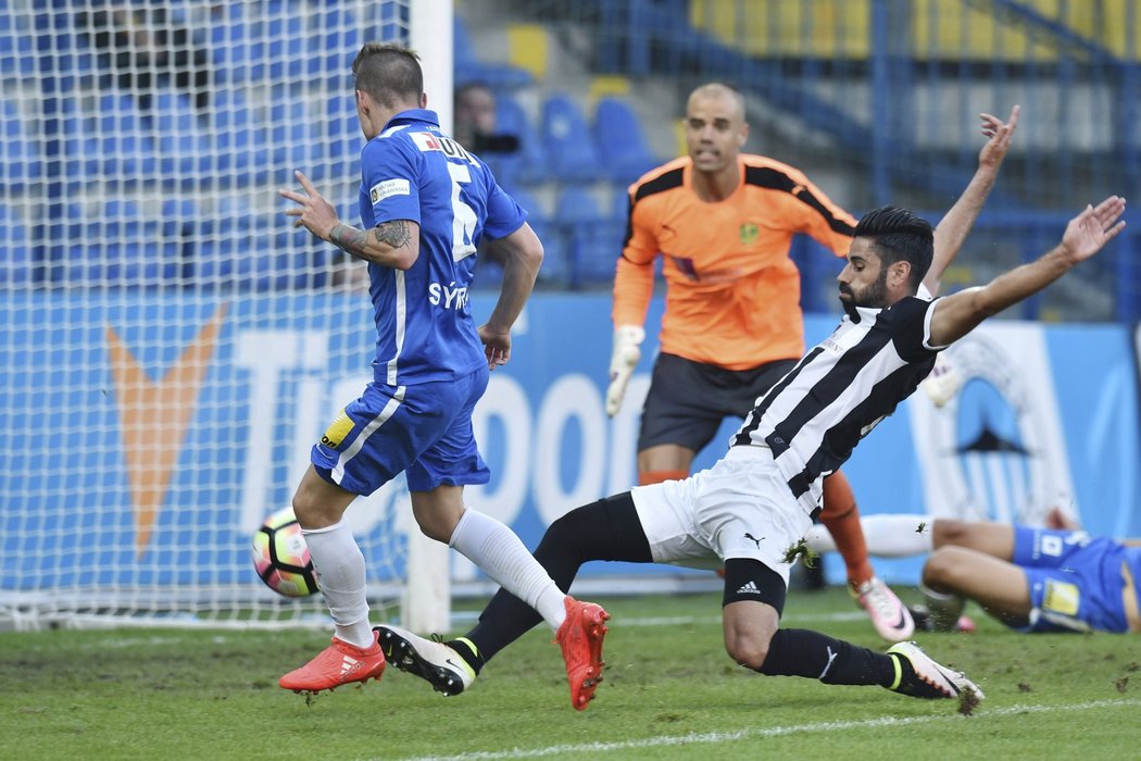 Druhý gól střílí Jan Sýkora (vlevo) ze Slovanu Liberec, Costas Mintikkis (vpravo) a brankář Rubén Mino (v pozadí), oba z AEK Larnaka