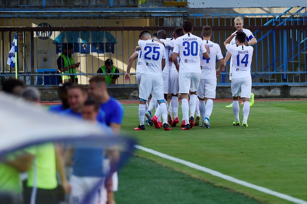 Fotbalisté Liberce oslavují druhou branku v utkání s Olomoucí