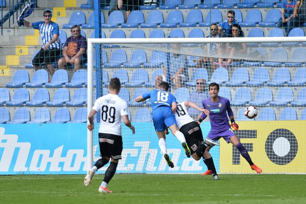 Nebezpečný moment před plzeňskou brankou v utkání s Libercem