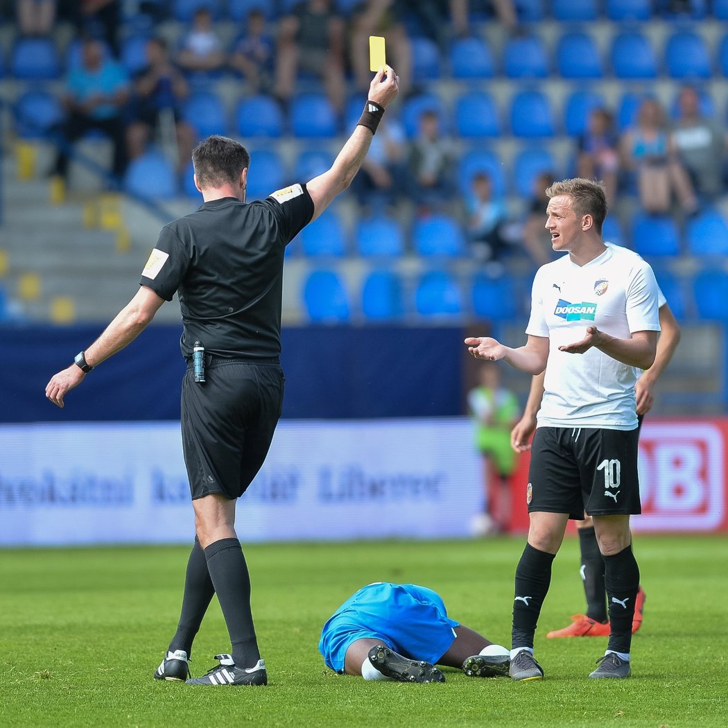 Sudí Pavel Franěk dává žlutou kartu plzeňskému záložníkovi Janu Kopicovi v zápase s Libercem