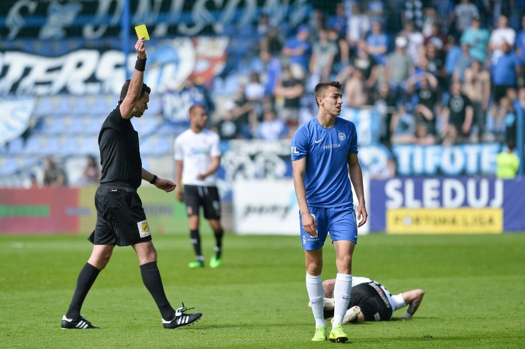 Rozhodčí Pavel Franěk dává žlutou kartu libereckému útočníkovi Petaru Musovi v utkání s Plzní