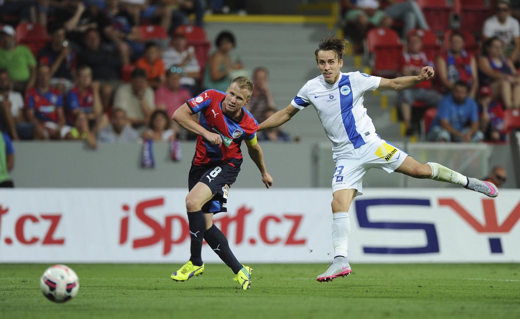 Plzeňský David Limberský v souboji s libereckým Josefem Šuralem v bitvě o český Superpohár.