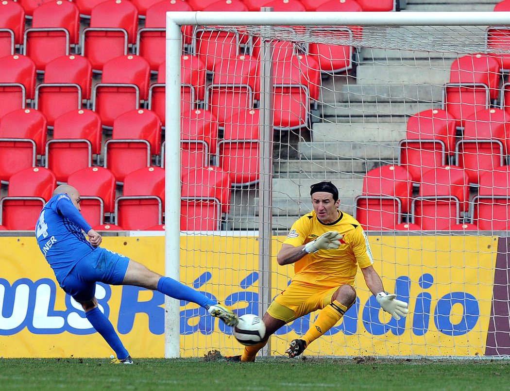 Liberecký kapitán Jiří Štajner pálí na branku Slavie