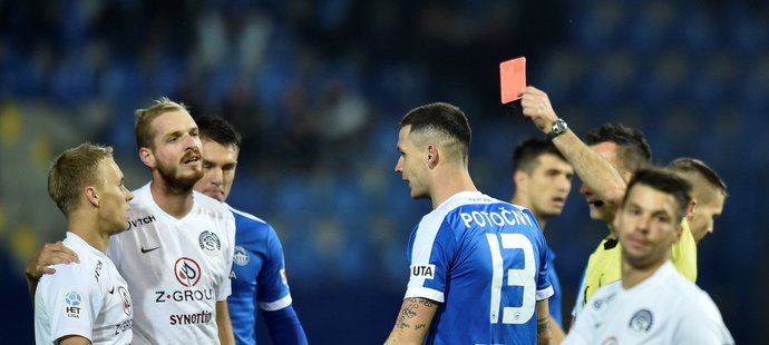 David Machalík ze Slovácka (vlevo) dostává červenou kartu v utkání s Libercem