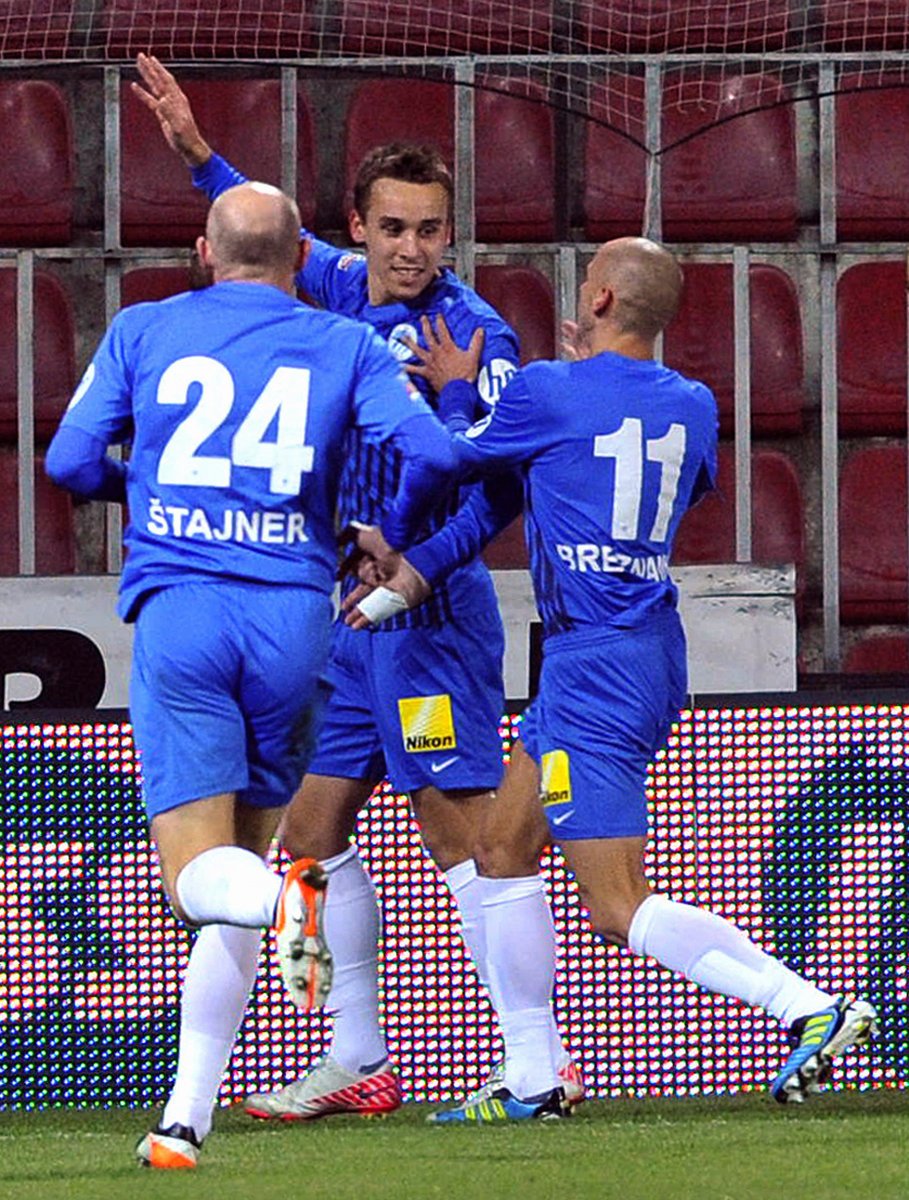 Jiří Štajner (vlevo) a Michal Breznaník (vpravo) běží gratulovat střelci druhého gólu Liberce Josefu Šuralovi