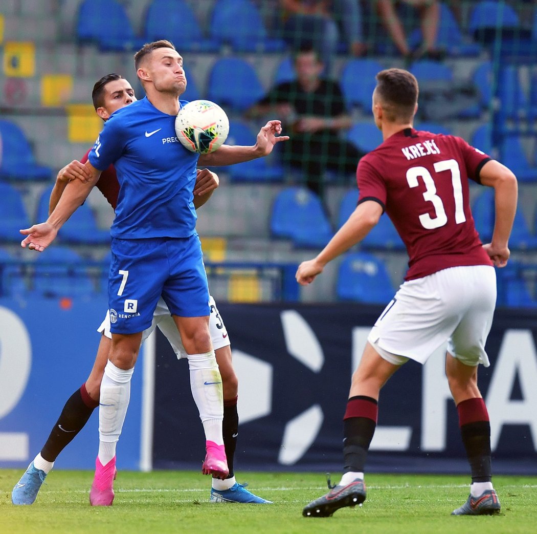 Liberecký záložník Jan Kuchta v souboji se sparťanem Dávidem Hanckem