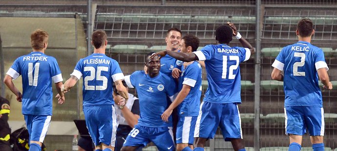 Liberečtí fotbalisté se radují poté, co Delarge vstřelil proti Udine druhý gól
