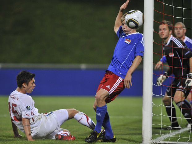 Kadlec opět v šanci před brankou Lichtenštejnsů. Kadlec opět v šanci před brankou Lichtenštejnsů.