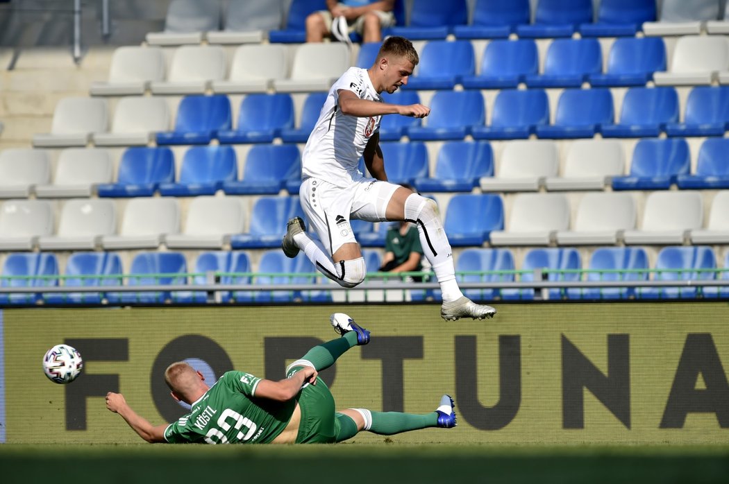 Daniel Köstl (ve skluzu) a Daniel Vašulín (ve výskoku) během úvodního kola první ligy