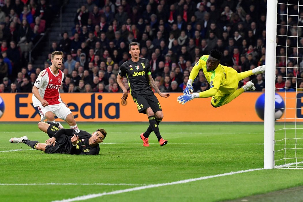 Cristiano Ronaldo posílá hlavou míč za záda brankáře Ajaxu