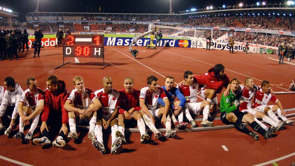 Fotbalisté Slavie na stadionu Steaua Bukurešť v roce 2007 oslavují první a zatím stále poslední klubovou výhru v Lize mistrů