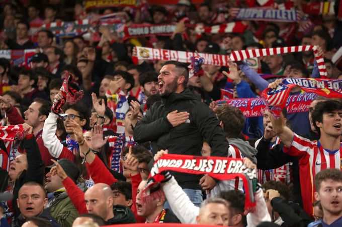 UEFA trestá Atlético: třicet tisíc eur za opičí skřeky a hajlování fanoušků i podmínka UEFA trestá Atlético: třicet tisíc eur za opičí skřeky a hajlování fanoušků i podmínka