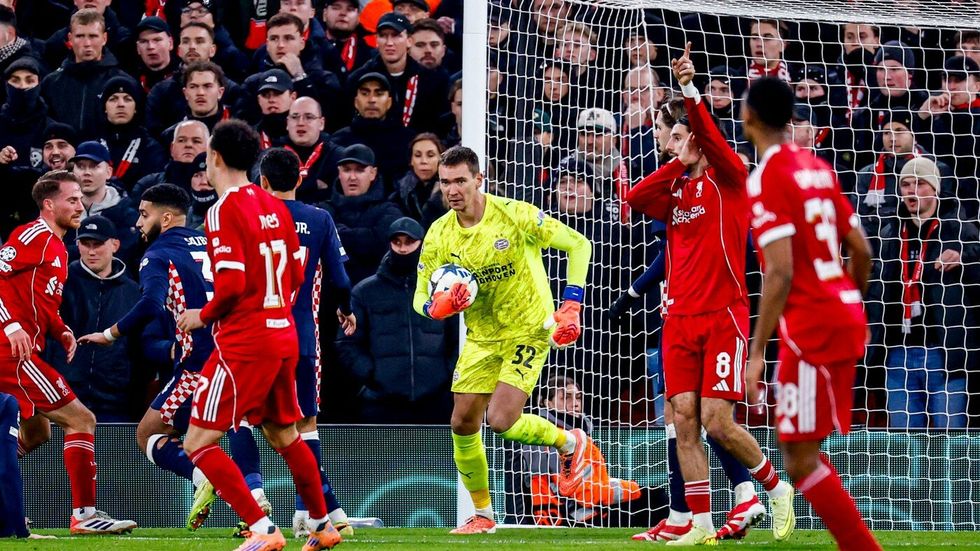 Český brankář Matěj Kovář v dresu PSV proti Liverpoolu