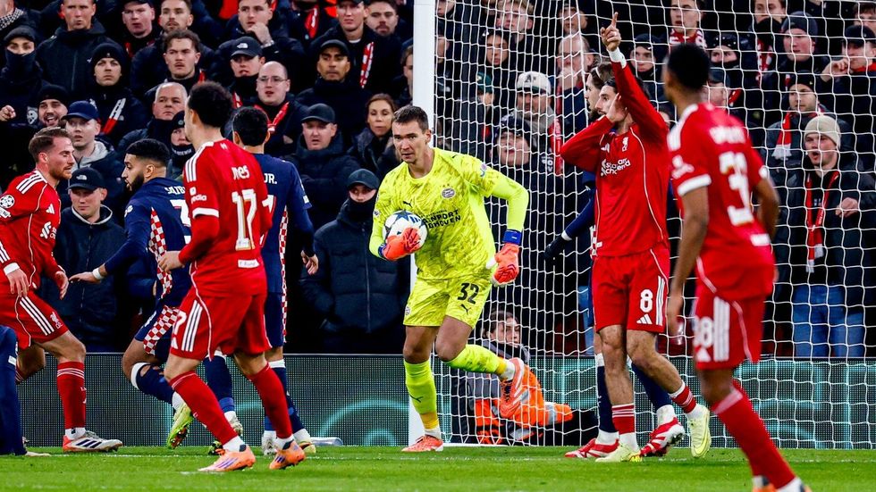 Český brankář Matěj Kovář v dresu PSV proti Liverpoolu