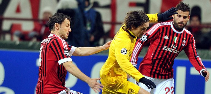 Tomáš Rosický uniká protihráčům z AC Milán