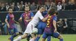 Zlatan Ibrahimovič se snaží prosadit přes obranu Barcelony